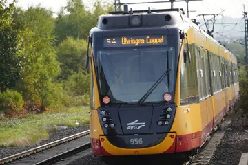 Eine AVG-Stadtbahn fährt in Richtung Öhringen-Cappel.