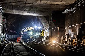 Nächtliche Baumaßnahmen in einem Eisenbahn-Tunnel