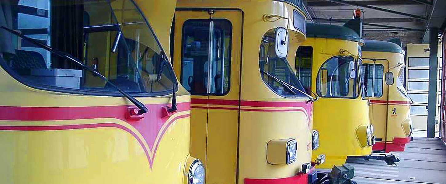 Vier alte Tram-Modelle stehen nebeneinander.