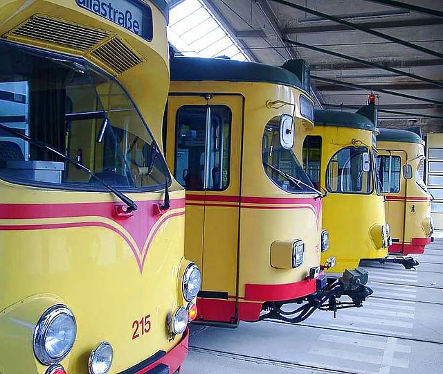Vier alte Tram-Modelle stehen nebeneinander.