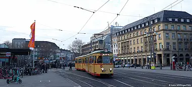 Historische Tram steht am Karlsruher Hauptbahnhof.