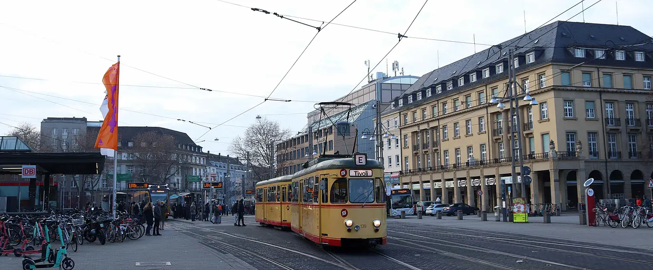 Historische Tram steht am Karlsruher Hauptbahnhof.