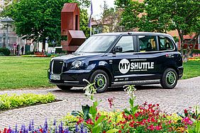 Schwarzes "MyShuttle"-Fahrzeug im Ettlinger Stadtpark