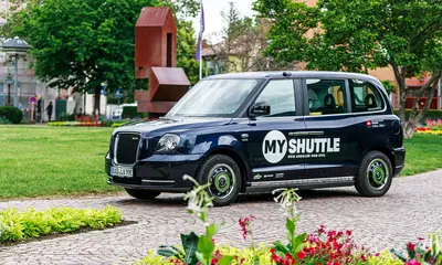 Schwarzes "MyShuttle"-Fahrzeug im Ettlinger Stadtpark