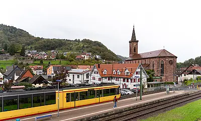 AVG-Stadtbahn fährt an die Haltestelle Weisenbach im Murgtal.