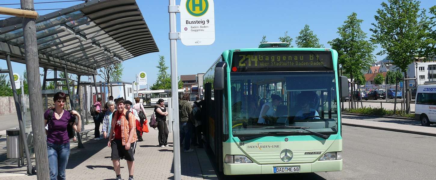 Ein Linienbus am Bussteig in Gaggenau. Einige Menschen steigen ein.