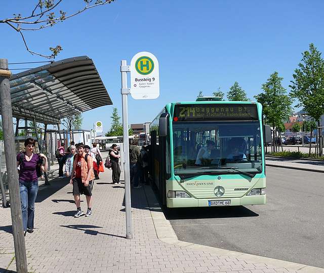Ein Linienbus am Bussteig in Gaggenau. Einige Menschen steigen ein.