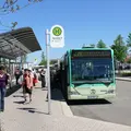 Ein Linienbus am Bussteig in Gaggenau. Einige Menschen steigen ein.