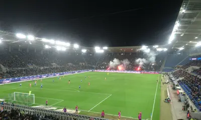 Szene aus der Partie KSC gegen Fortuna Düsseldorf aus einem Abendspiel mit Flutlicht im BBBank Wildpark
