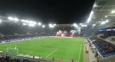 Blick auf das Spielfeld im BBBank Wildpark mit einer Szene aus der Partie KSC-Fortuna Düsseldorf.