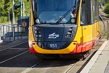 Frontale, nahe Ansicht einer AVG-Stadtbahn.