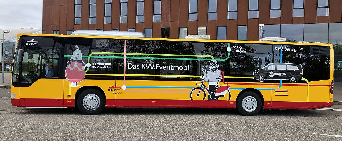 Ein KVV-Eventmobil Bus steht vor einem Gebäude
