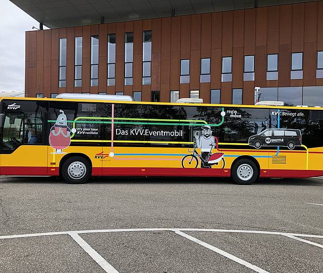 Ein KVV-Eventmobil Bus steht vor einem Gebäude