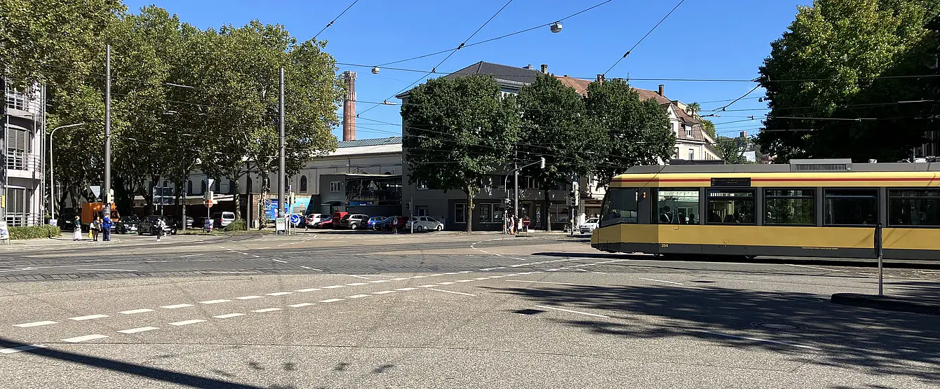 Eine Trambahn überquert den Kreuzungsbereich am "Stachus" in Durlach.