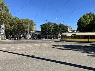 Eine Trambahn überquert den Kreuzungsbereich am "Stachus" in Durlach.