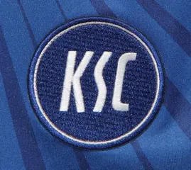 blaues Trikot mit KSC-Wappen