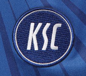 KSC-Wappen auf einem blauen Trikot
