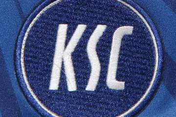 KSC-Wappen auf einem blauen Trikot