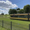 Eine Bahn fährt im grünen Umland.