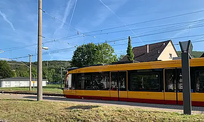 Seitliche Ansicht einer AVG-Stadtbahn