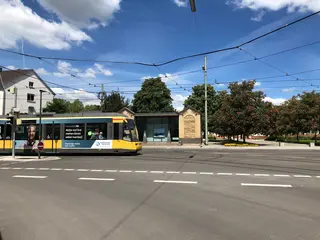 Eine Trambahn fährt am Karlsruher Hauptfriedhof vorbei.