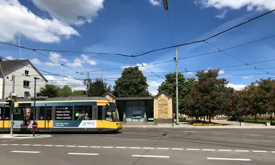 Eine Trambahn fährt am Karlsruher Hauptfriedhof vorbei.