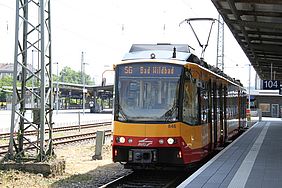 Eine Stadtbahn der Linie S6 im Pforzheimer Hauptbahnhof