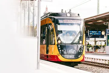 Die AVG-Linie S5 steht am Hauptbahnhof in Pforzheim. 
