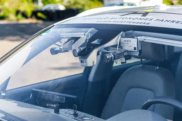 Frontscheibe eines Autos mit autonomer Technik