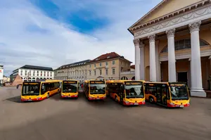 geparkte Busse auf dem Marktplatz Karlsruhe