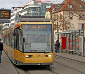 Die Tramlinie 4 verkehrt in Richtung Waldstadt. 