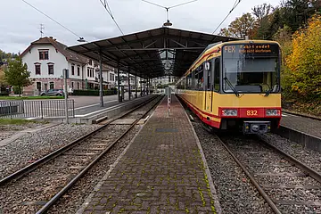 Der Freizeitexpress Albtäler steht im Bahnhof Bad Herrenalb. Auf seinem Zielfilmanzeiger steht: Fahrt endet. Bitte nicht einsteigen. 