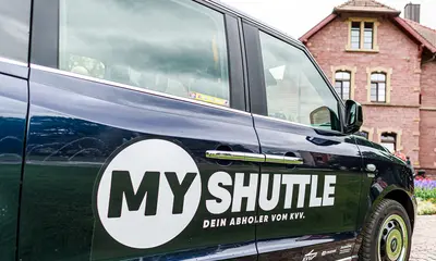 Der Bildausschnitt zeigt die Tür eines KVV.MyShuttle-Fahrzeuges