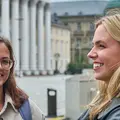 Zwei Studentinnen stehen auf dem Karlsruher Marktplatz.