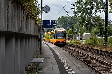 AVG-Bahn fährt Richtung Germersheim.