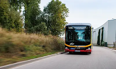 VBK-Bus fährt auf der Straße.