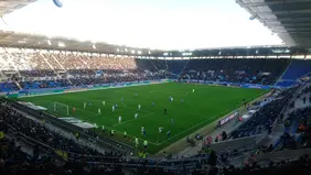 Das Fußballstadion BBBBankWildpark mit einer Spielszene aus der Partie KSC gegen Elversberg.