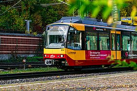 Eine AVG-Stadtbahn der Linie S5 fährt auf dem Streckenabschnitt bei Grötzingen 