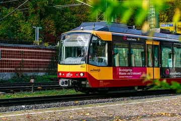 Eine Stadtbahn der Linie S5 passiert einen Streckenabschnitt bei Grötzingen