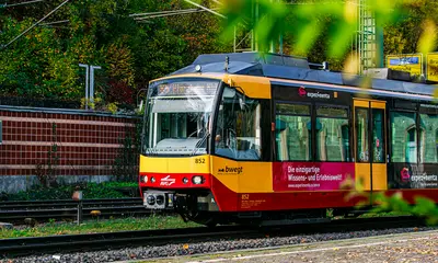 Eine AVG-Stadtbahn der Linie S5 passiert den Streckenabschnitt bei Grötzingen
