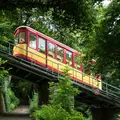 Die Turmbergbahn inmitten grüner Bäume.
