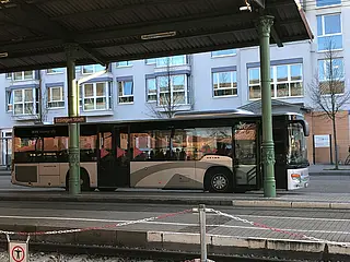 Seitliche Ansicht der Busses am Ettlinger Bahnghof.