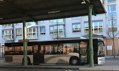 Seitliche Ansicht der Busses am Ettlinger Bahnghof.