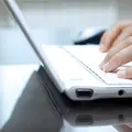 Seitenansicht eines weißen Laptops.