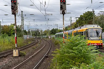 Seitliche Ansicht der AVG-Stadtbahn im Rastatt.