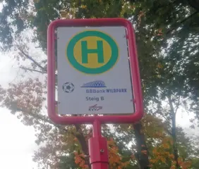 Schild einer Bushaltestelle am Stadion BBBank Wildpark