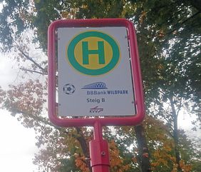 Schild für Bus-Haltestelle am BBBank Wildpark-Stadion