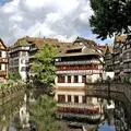 Elsässische Altstadtgebäude an einem Bach.