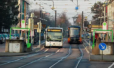 Bus und Tram fahren in der Innenstadt.
