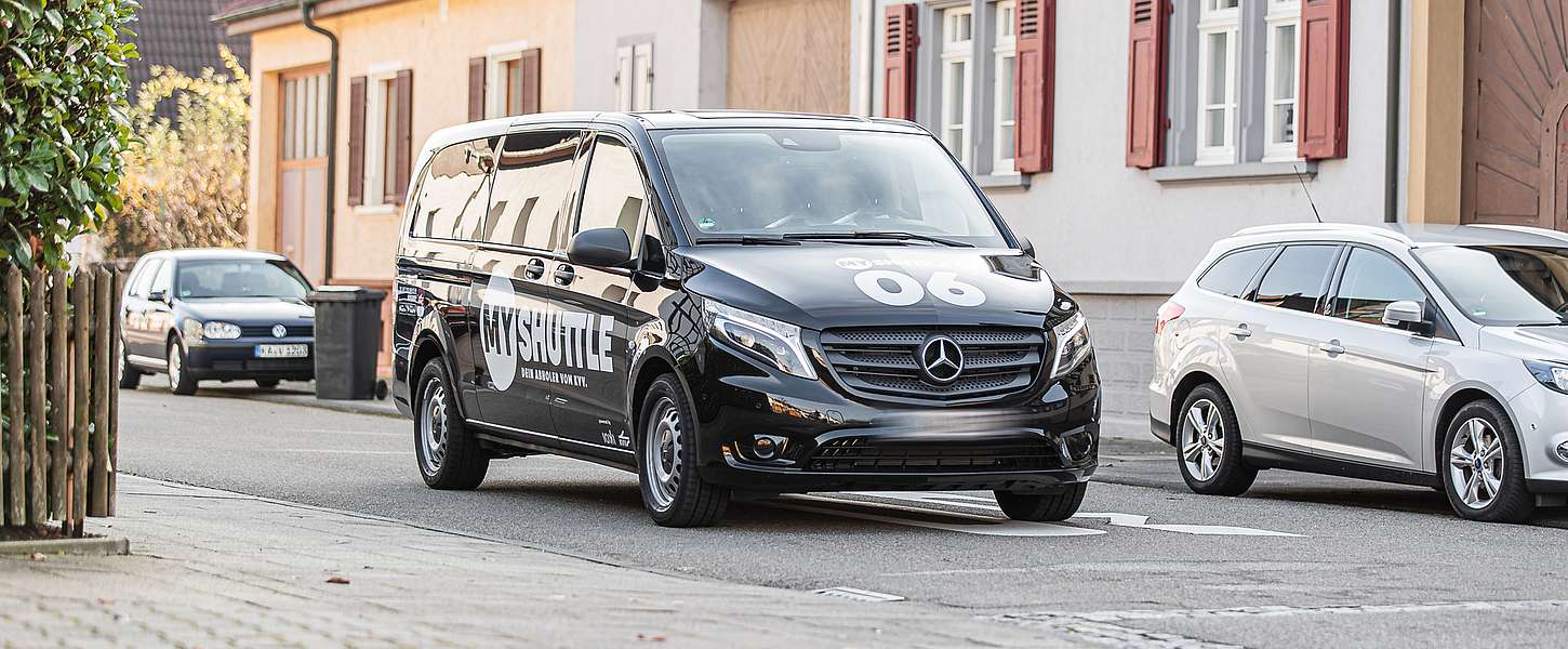 Das KVV.MyShuttle-Fahrzeug fährt durch die Straßen.